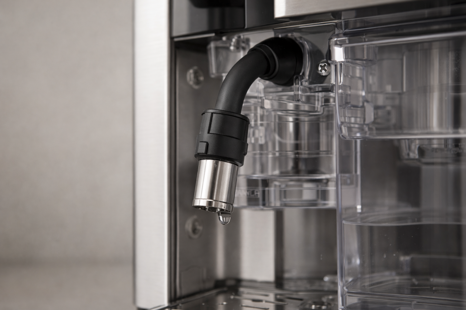 Anleitung zum Entkalken einer Kaffeemaschine: Ein Glas Wasser und Reinigungstücher stehen bereit, um die Maschine optimal zu pflegen und die Lebensdauer zu verlängern.